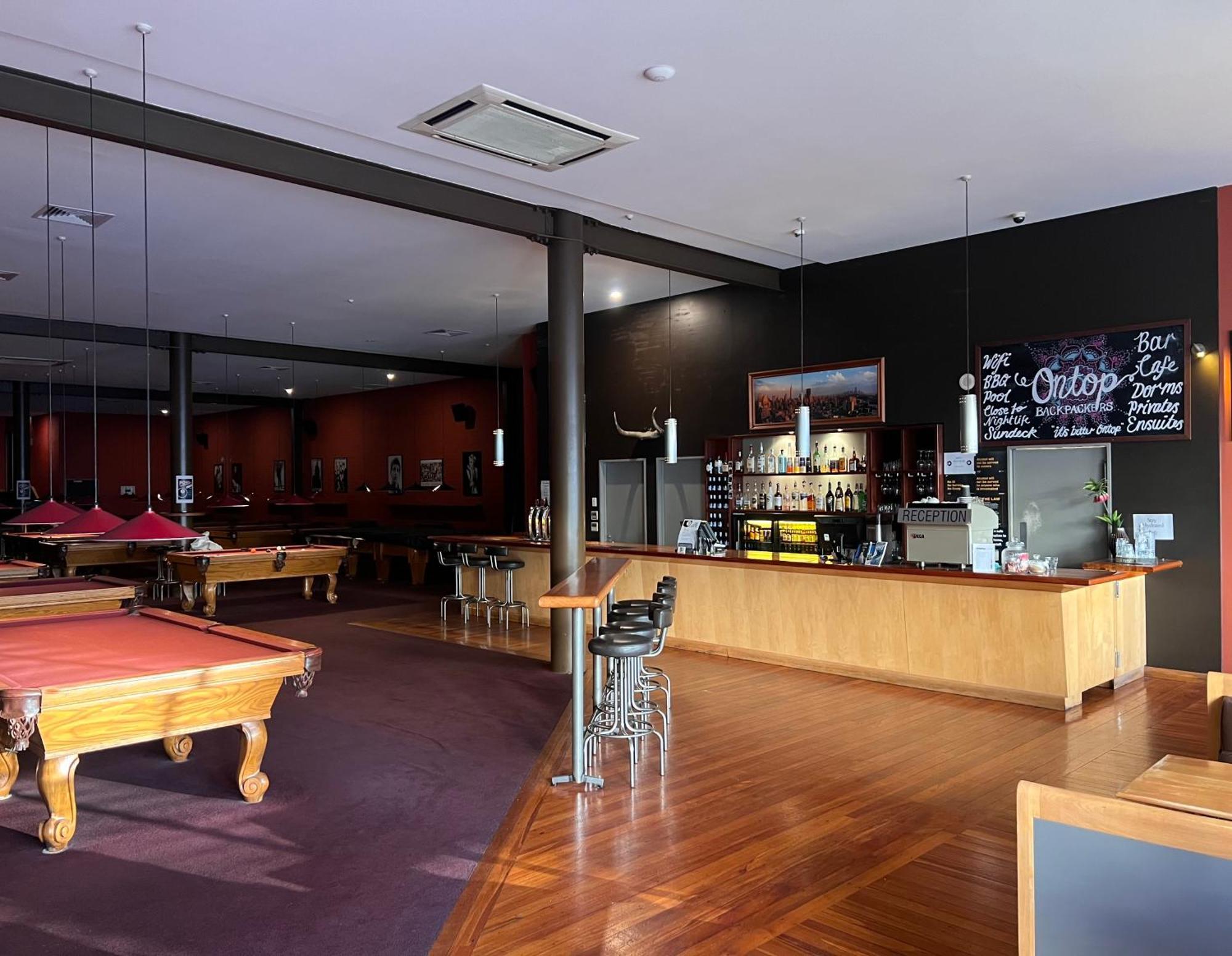On Top Backpackers Dunedin Exterior photo